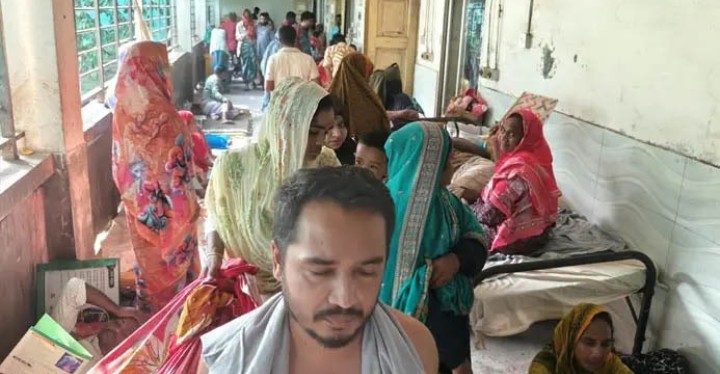 গাইবান্ধা বারান্দায় চিকিৎসা, হাসপাতাল থেকেই ডেঙ্গু ছড়িয়ে পড়ার শঙ্কা