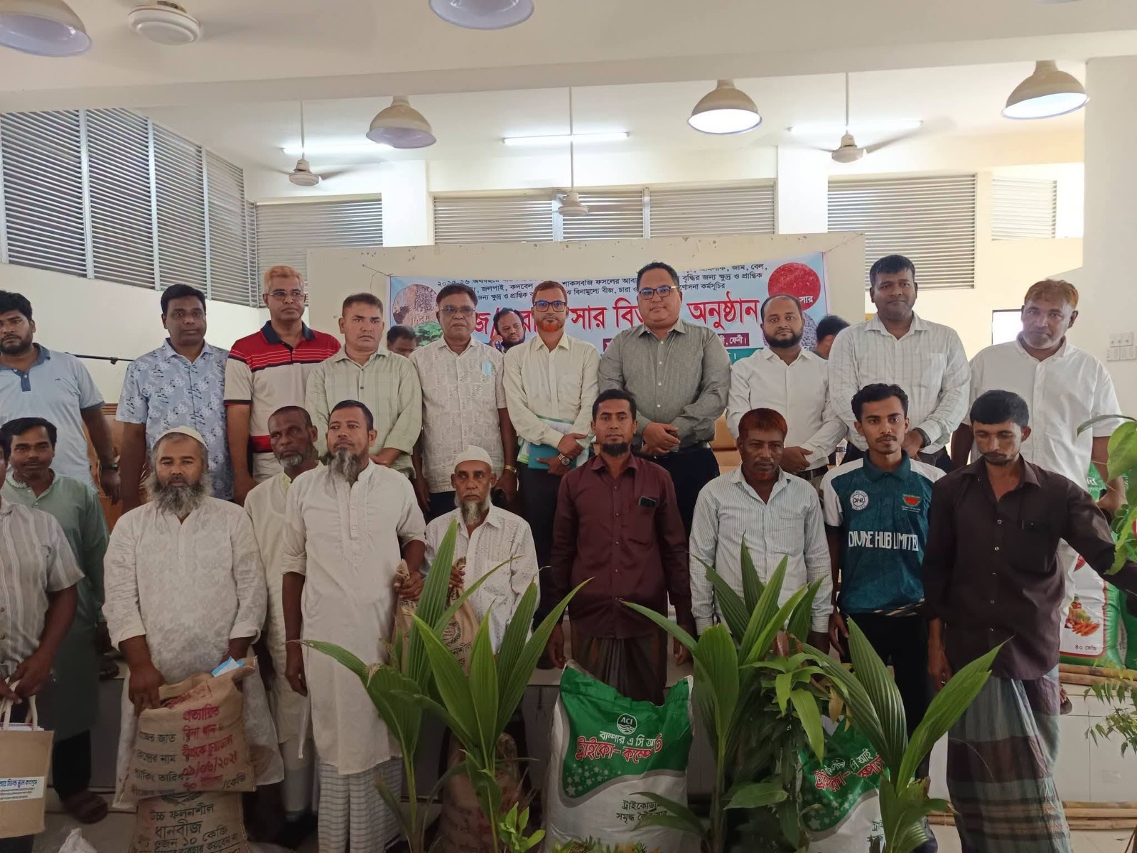 সোনাগাজীতে ৩ শতাধিক কৃষককে আমন ধানের বীজ দিলো ফেনী জেলা কৃষক দল