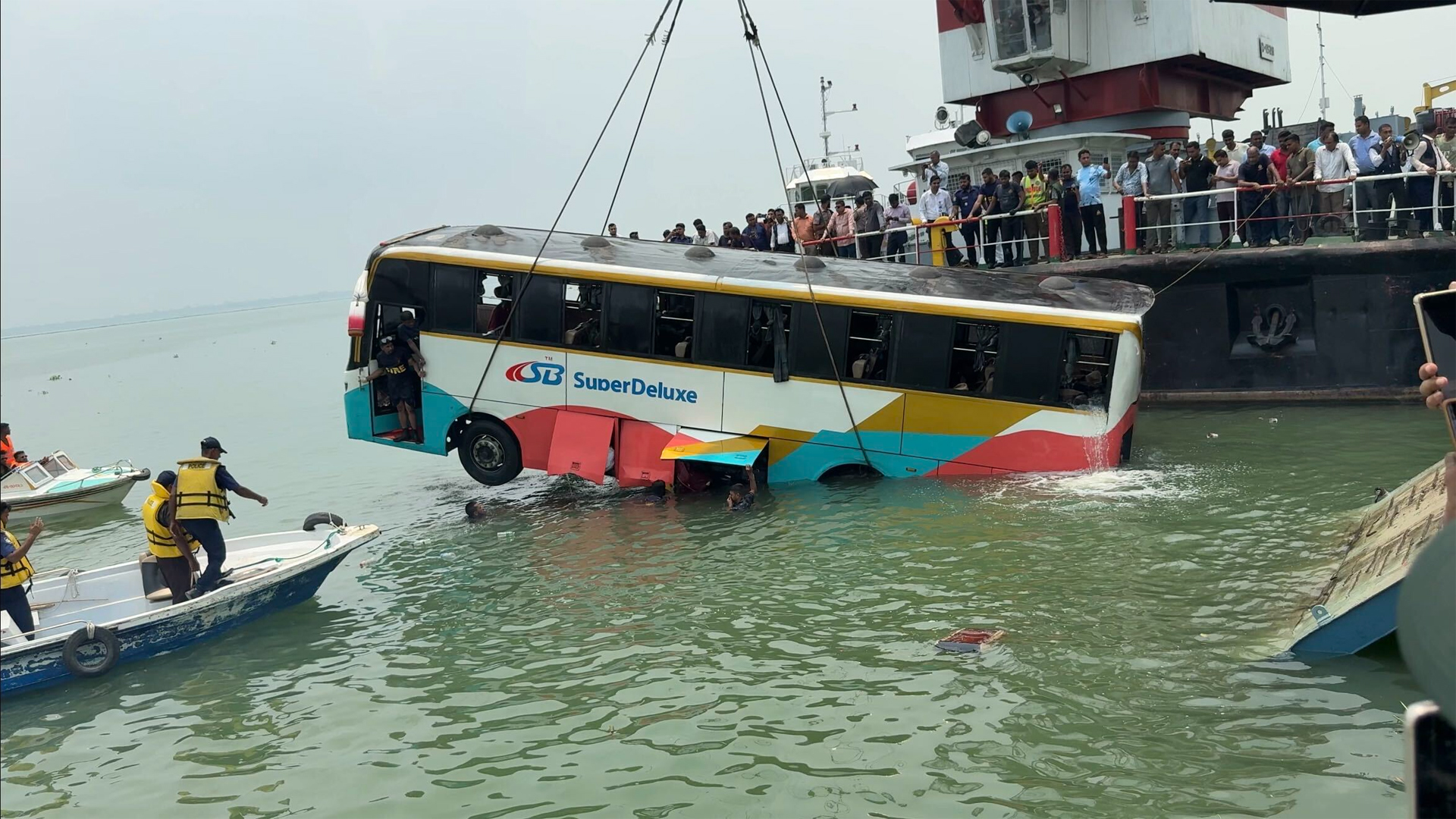 দৌলতদিয়ায় ফেরি থেকে নিয়ন্ত্রণ হারিয়ে পদ্মায় বাস ডুবির ঘটনায় মামলা, গ্রেফতার চালক, হেলপার ও সুপারভাইজার