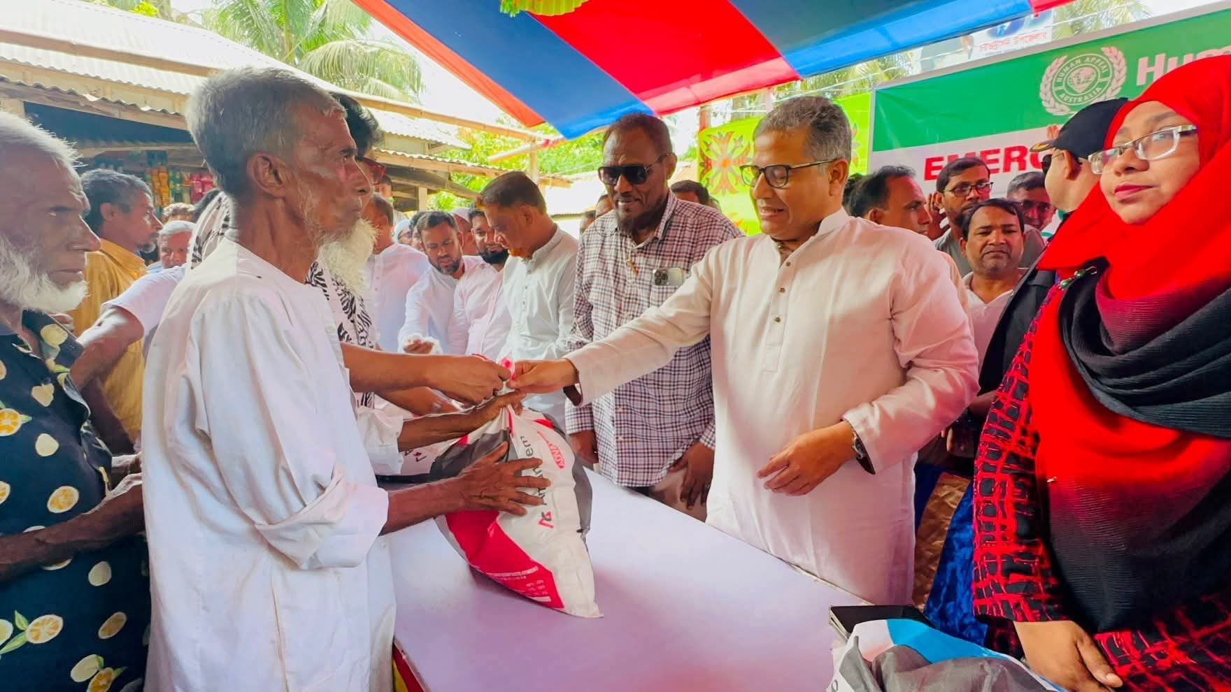 ফরিদপুরে বন্যার্তদের মাঝে জরুরি খাদ্য সহায়তা নিয়ে হাজির (এমপি বাবুল)