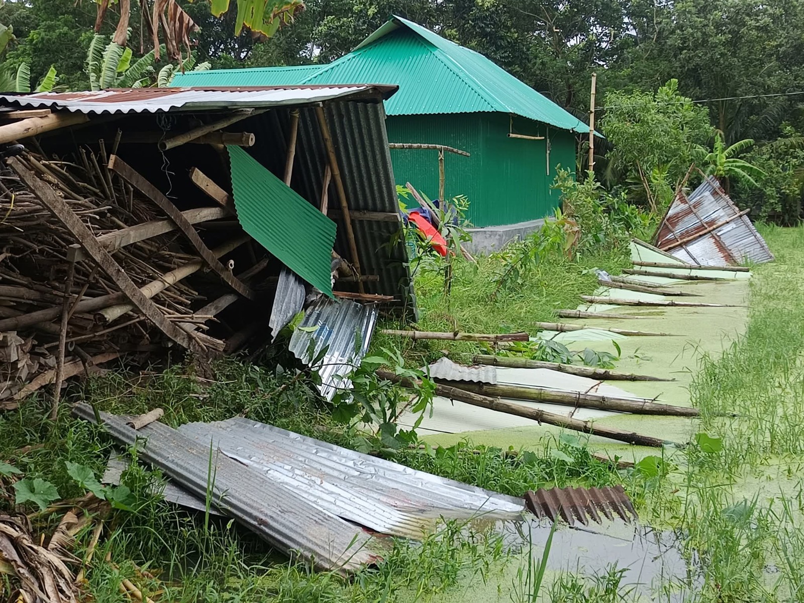 টর্নেডোর তাণ্ডবে লন্ডভন্ড ফেনীর সোনাগাজীর ৩৫ পরিবার, কোটি টাকার ক্ষতি