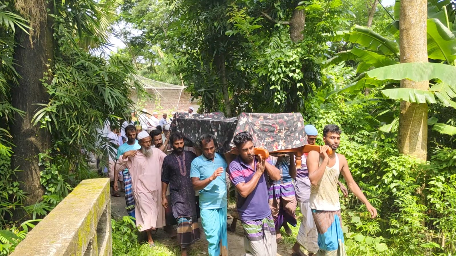 বঙ্গোপসাগরে ট্রলারডুবি, নিখোঁজ পাঁচ জেলের মধ্যে একজনের লাশ উদ্ধার