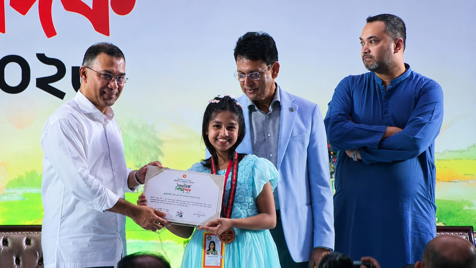 সখীপুরের অনয়া সরকার লোকগীতিতে দেশসেরা হওয়ার স্বীকৃতি স্বরপ প্রধানমন্ত্রীর হাত থেকে স্বর্ণপদক গ্রহণ