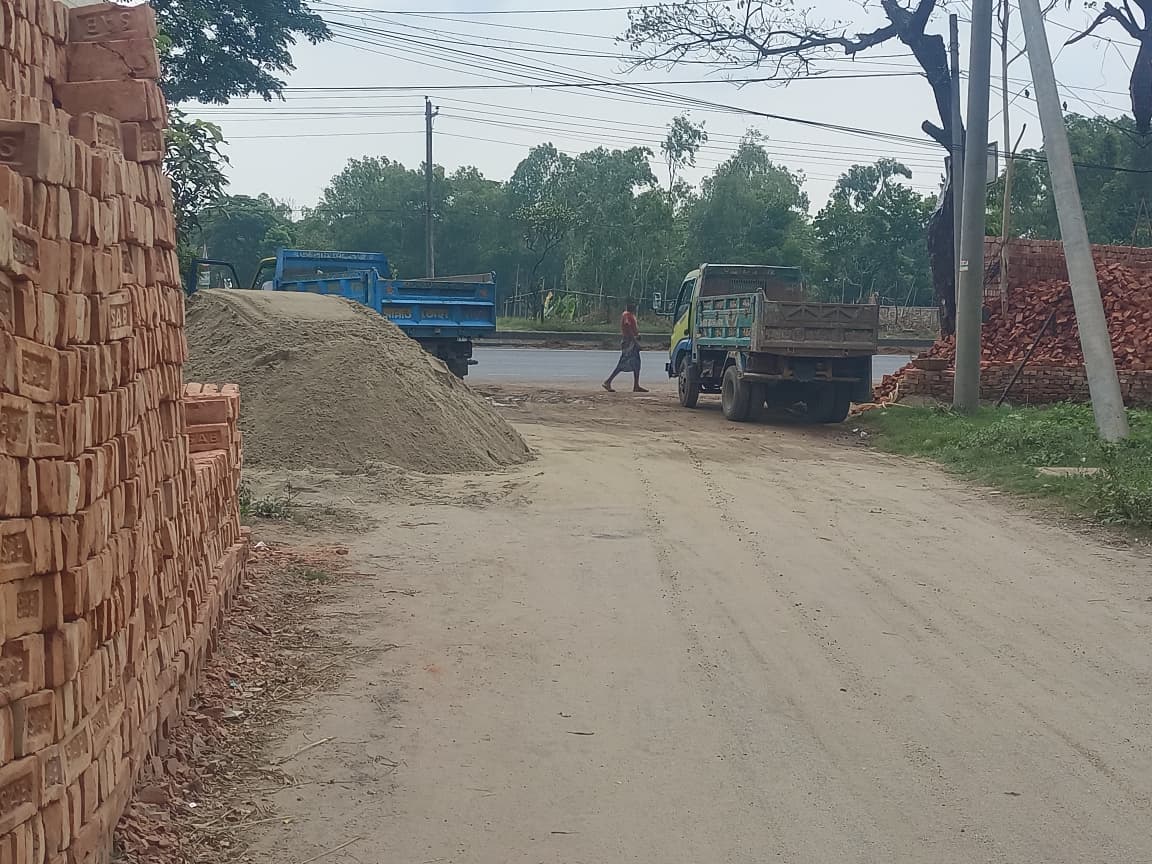 মীরসরাইয়ে মহাসড়ক দখল করে ইট-বালুর ব্যবসা, ভোগান্তিতে জনসাধারণ