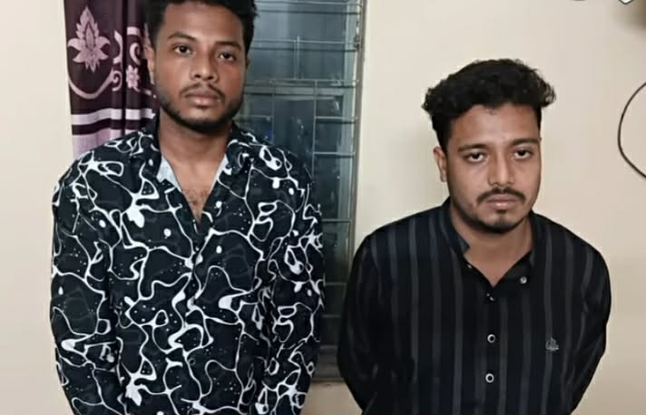 খুলনায় ৩ অস্ত্রসহ দুই  যুবক গ্রেফতার