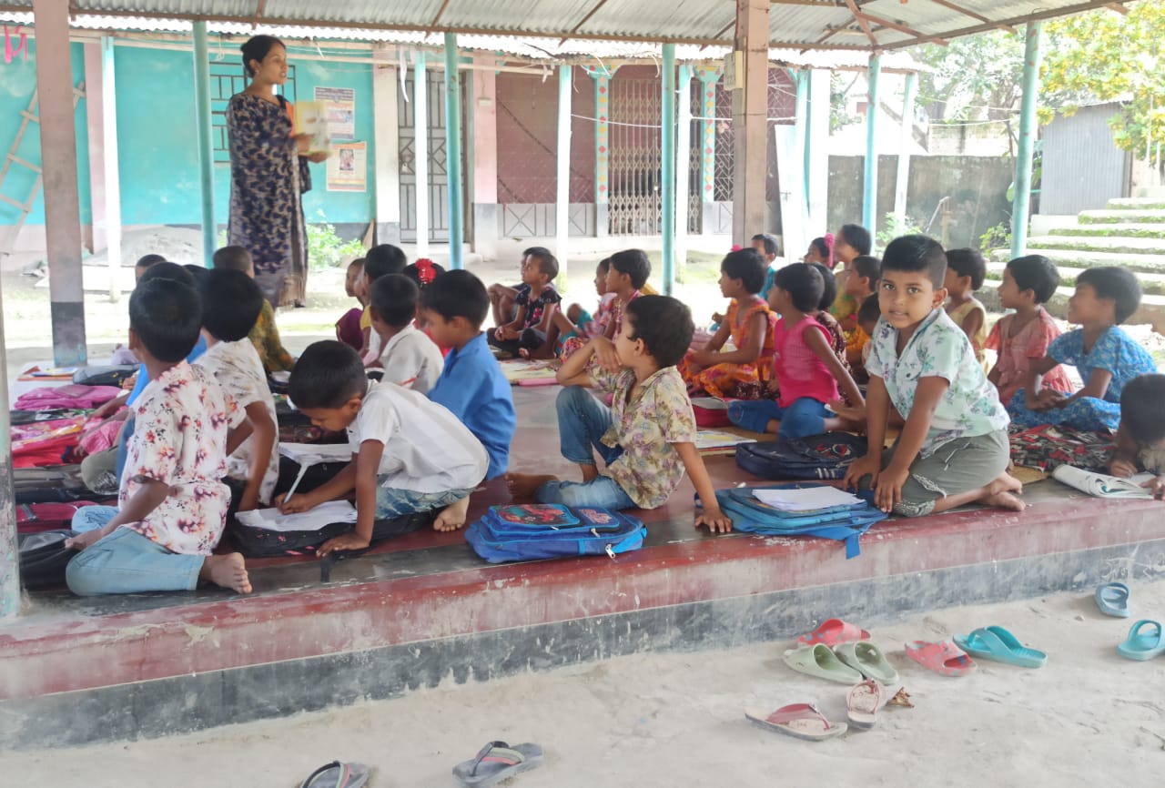 ঝুঁকিপূর্ণ বিদ্যালয় ভবন, দুই বছর ধরে মন্দিরের বারান্দায় পাঠদান