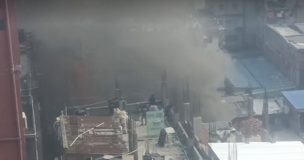 হাতিরপুলে দোকানে আগুন, নিয়ন্ত্রণে ৪ ইউনিট