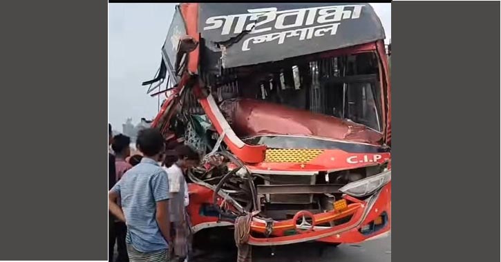 গাইবান্ধায় ট্রাকের ধাক্কায় বাস ড্রাইভারের পা বিচ্ছিন্ন