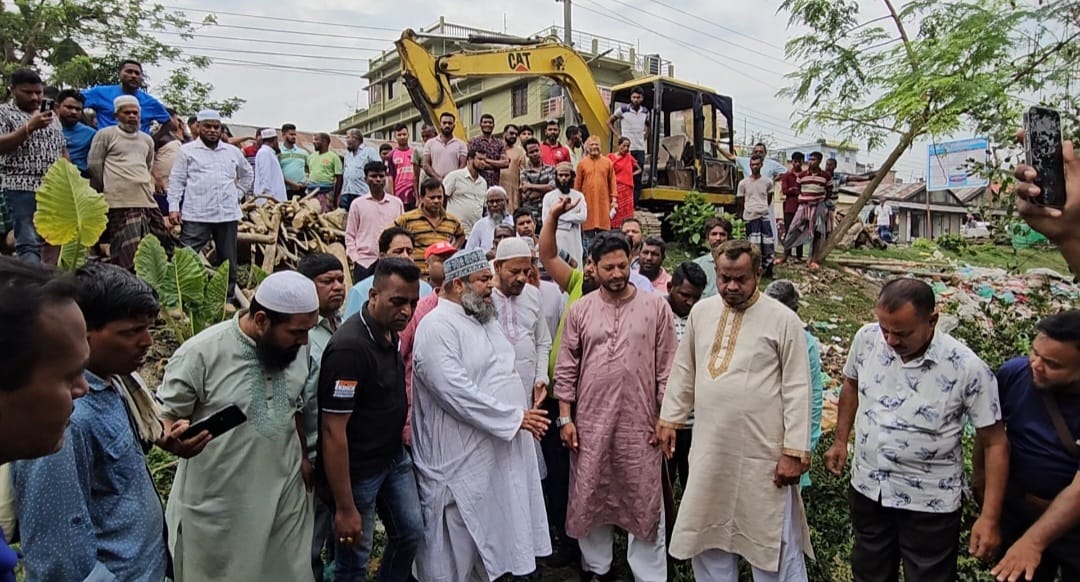 বাগেরহাট শহর রক্ষাবাঁধের ড্রেন সচলকরণ কর্মসূচি অনুষ্ঠিত