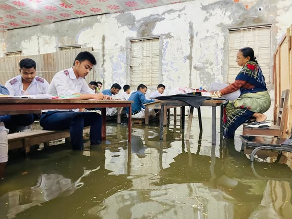 জলাবদ্ধ কেন্দ্রেই পরীক্ষা-কুমিল্লায় অস্বস্তিকর দৃশ্য