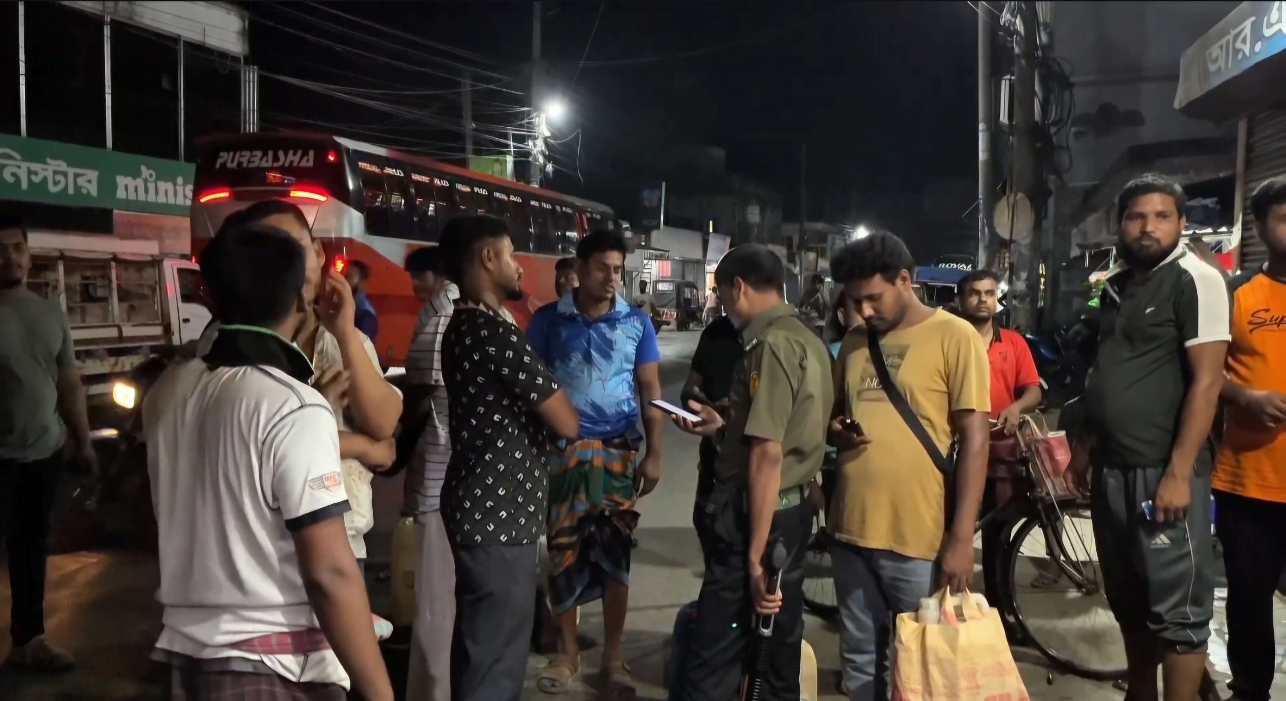 মেহেরপুরে অতিরিক্ত দামে তেল বিক্রি: দুই ডিলারকে জরিমানা