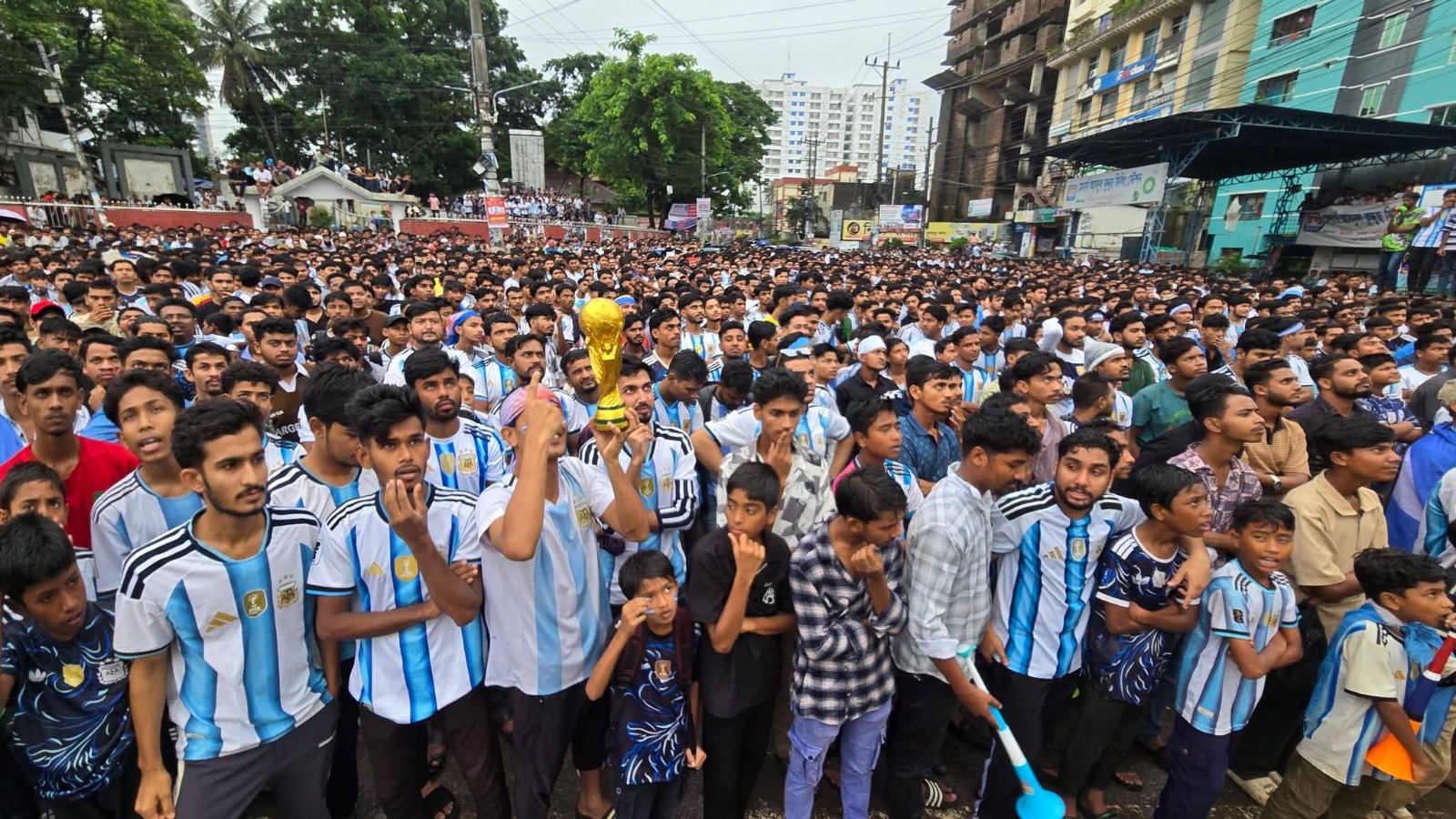 সুইজারল্যান্ডকে হারিয়ে সেমিফাইনালে আর্জেন্টিনা, ফেনী জায়ান্ট স্ক্রিন প্রাঙ্গণে সমর্থকদের বাঁধভাঙা উল্লাস