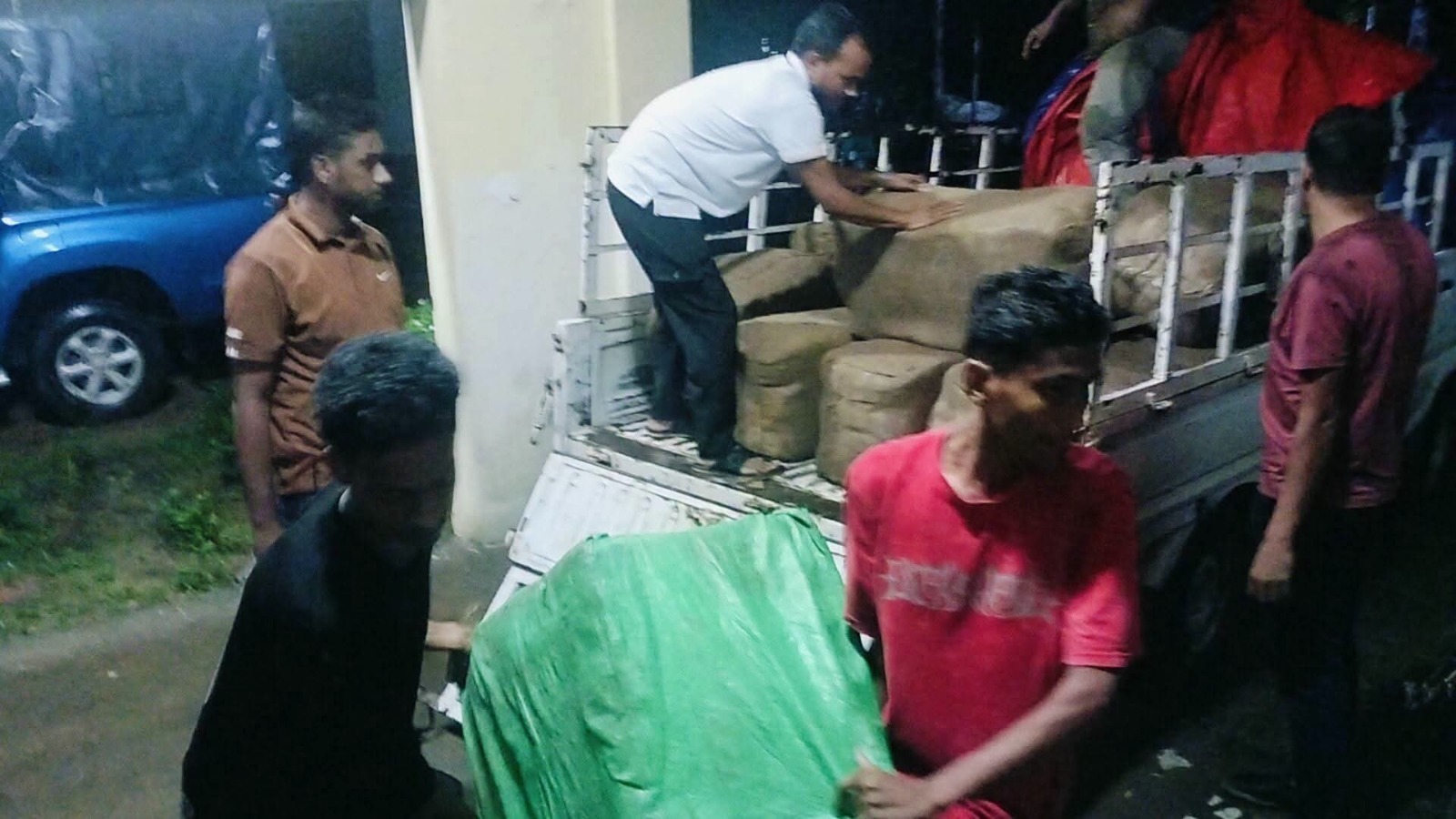 ফুলগাজীতে স্থানীয়দের ধাওয়া, ২০ গাইট ভারতীয় কাপড়সহ পিকআপ জব্দ; পালাল চালক-হেলপার