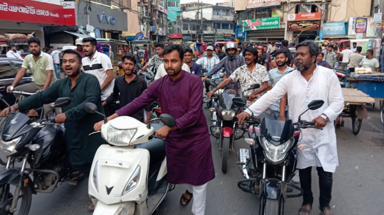 তেলের দাম বৃদ্ধির প্রতিবাদে যশোরে মোটরসাইকেল ঠেলে এনসিপির বিক্ষোভ