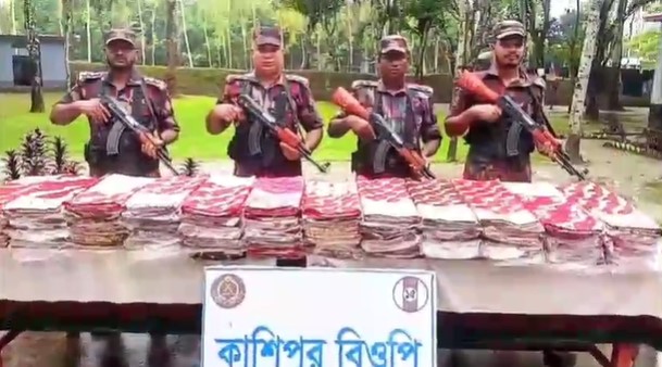 বিজিবি’র বিশেষ অভিযানে ভারতীয় স্বর্ণকাতান শাড়ী ও গাঁজা এবং ইস্কাপ সিরাপ জব্দ
