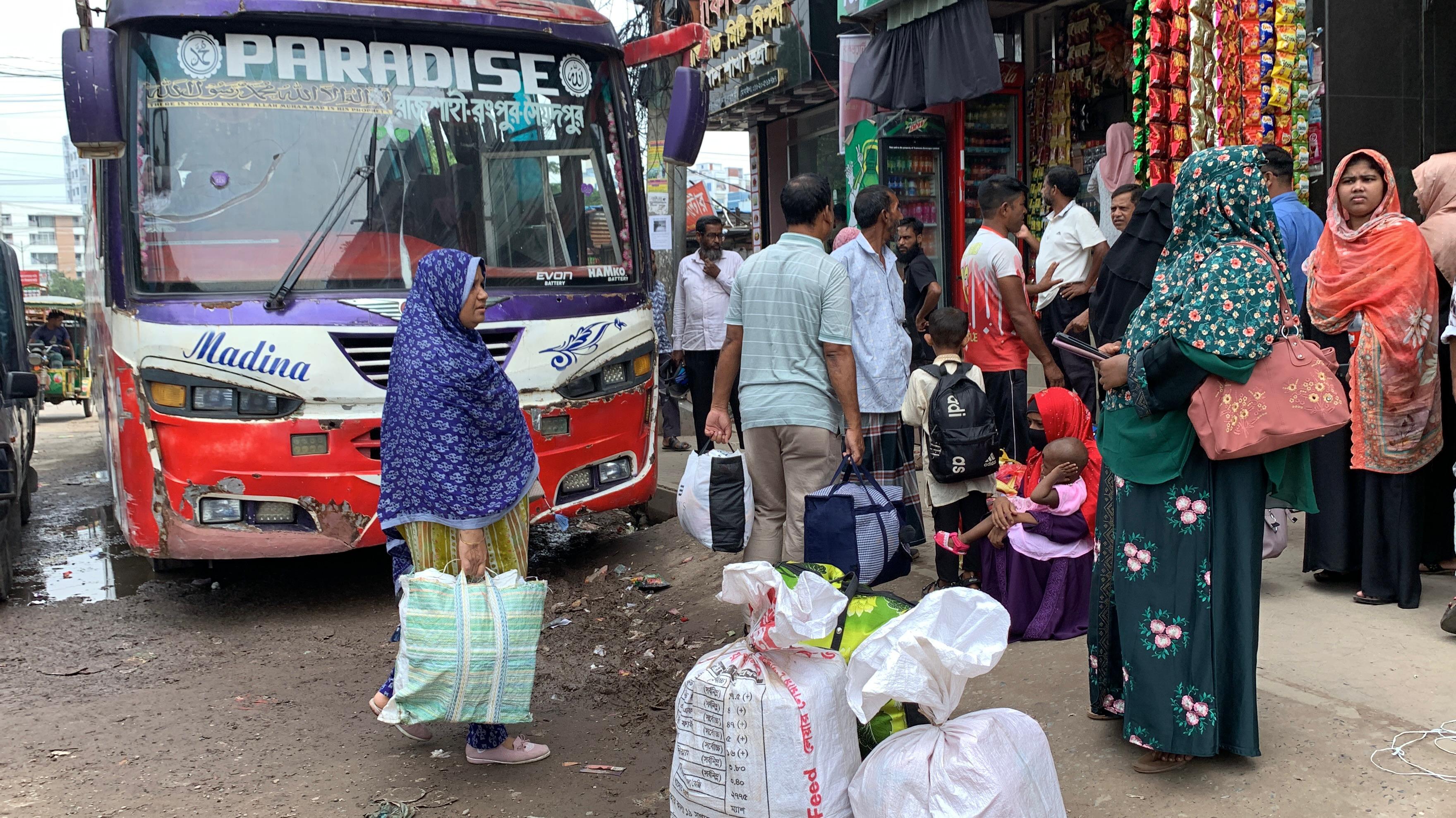 মালিক-শ্রমিকদের অভ্যন্তরীণ দ্বন্দ্বে রাজশাহী থেকে আন্তঃজেলা বাস চলাচল বন্ধ