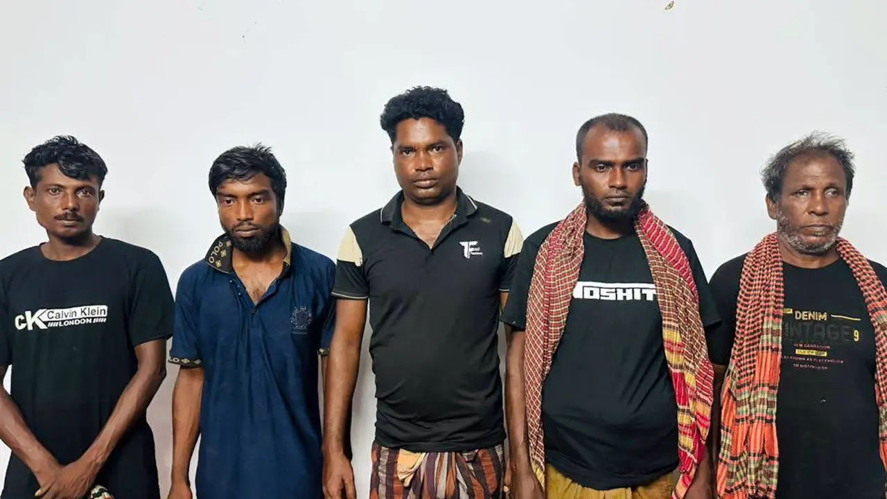 সুন্দরবনের বনদস্যু সুমন বাহিনীর আত্মসমর্পণ