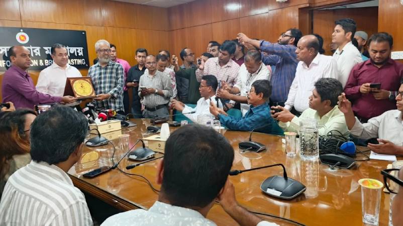 সাংবাদিকদের আইনের আওতায় আনতে আদালতের অনুমতির প্রস্তাব