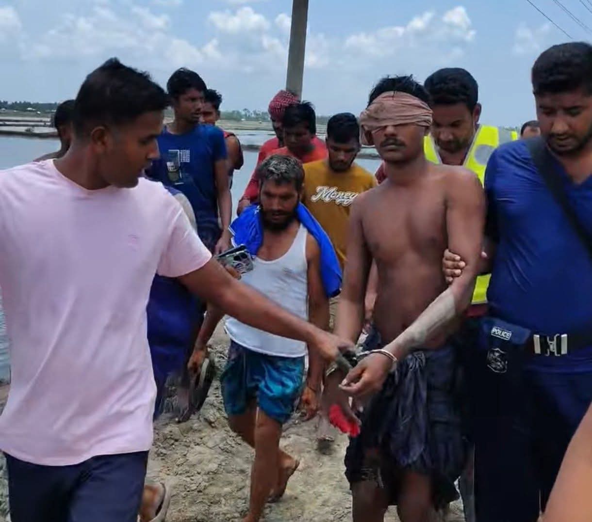 সুন্দরবনে কোস্টগার্ডের সাথে বনদস্যুদের বন্দুকযুদ্ধের নিহত ১, দস্যু প্রধান আটক