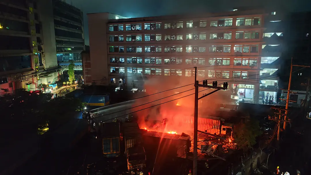 আশুলিয়ায় পোশাক কারখানার গ্যাস সিলিন্ডার ভর্তি লরিতে আগুন, আহত ১৪