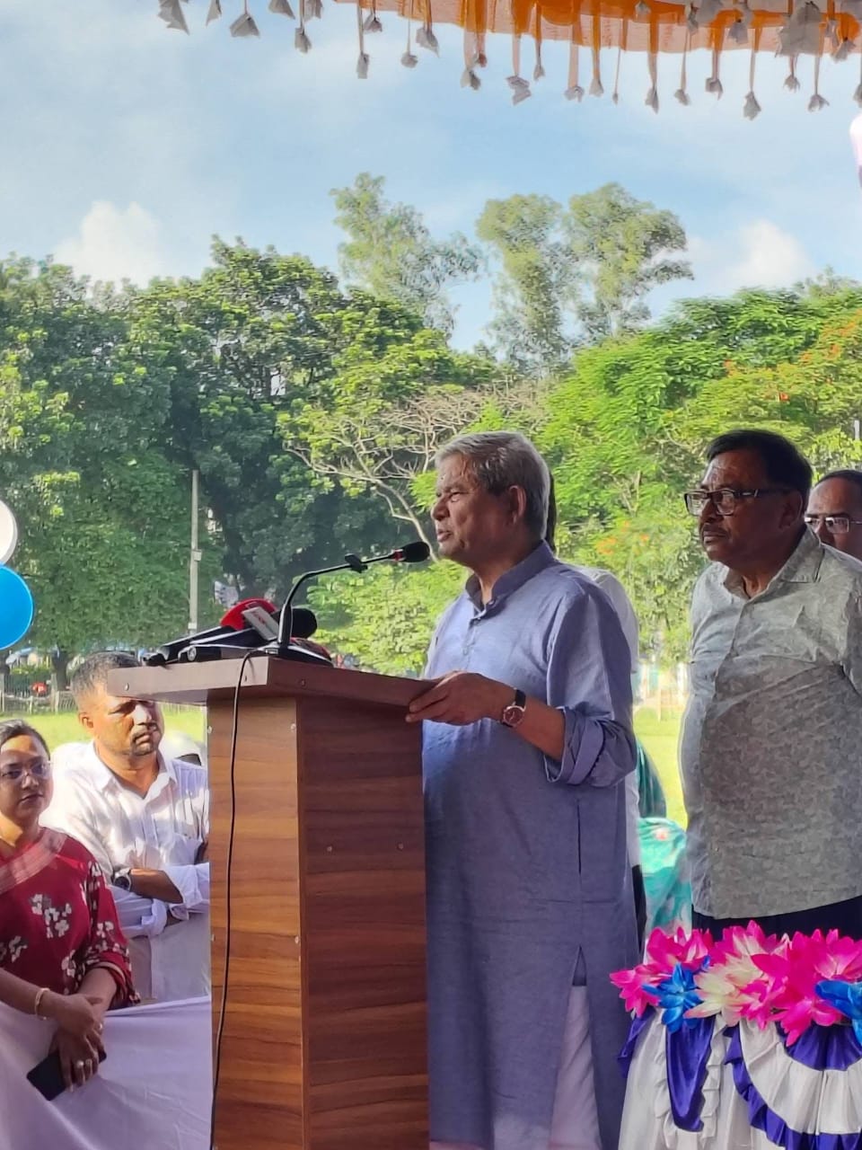 ঠাকুরগাঁওয়ে ঘরের বরাদ্দ ,সেলাই মেশিন ,বাইসাইকেল ও শিক্ষা বৃত্তির চেক বিতরণ