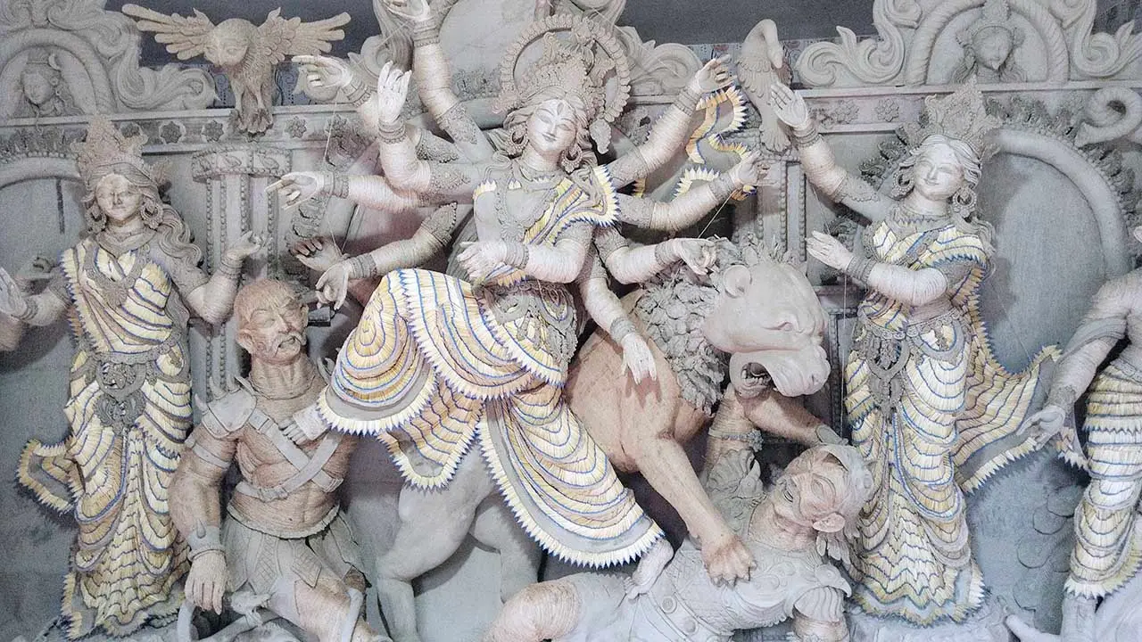 সাতক্ষীরায় দেড় লাখ দেশলাই কাঠিতে দুর্গাপ্রতিমা
