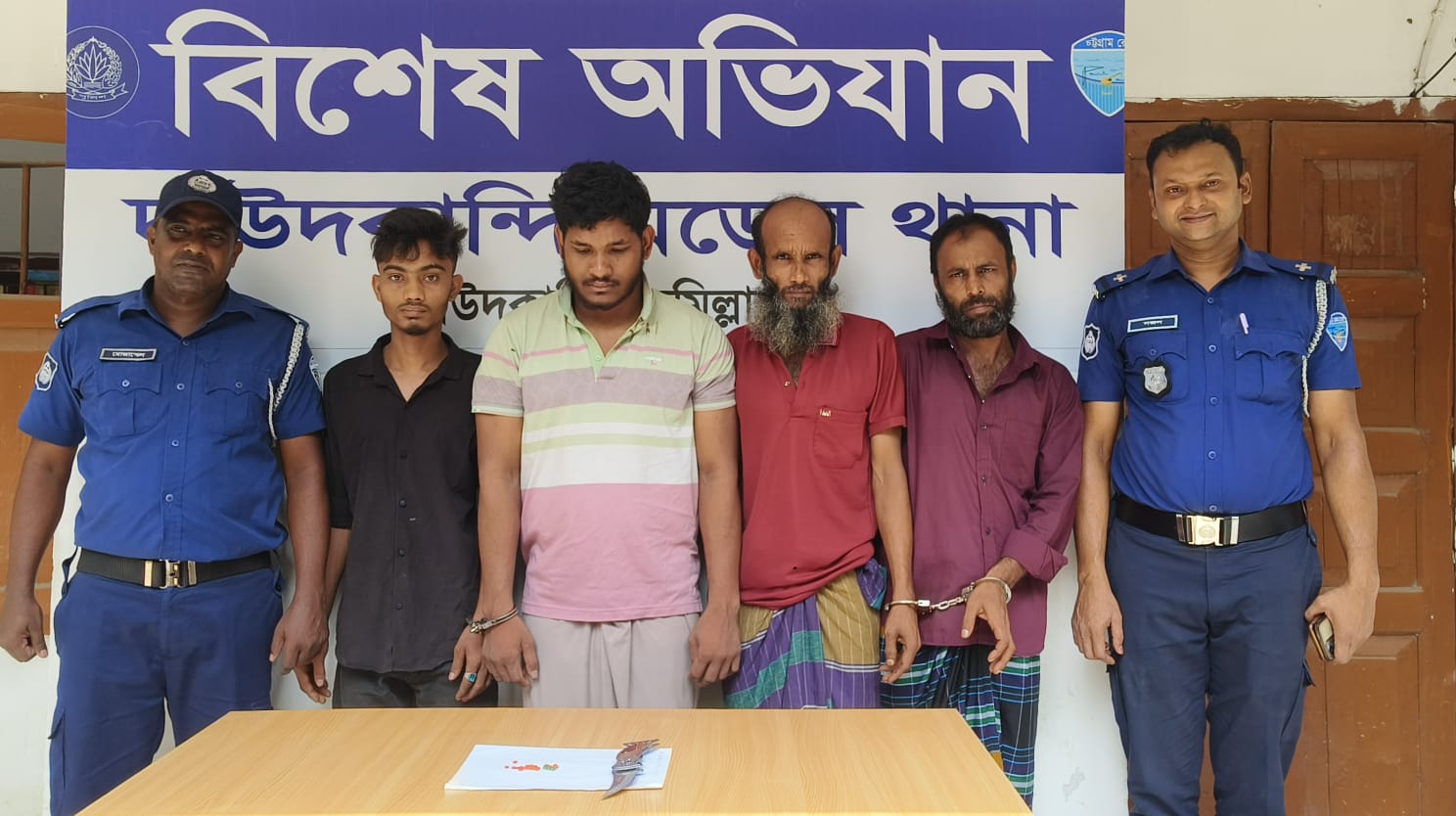 দাউদকান্দিতে পুলিশের সাঁড়াশি অভিযান: ইয়াবা ও অস্ত্র,ডাকাত-মাদক  ব্যবসায়ীসহ গ্রেফতার ৪