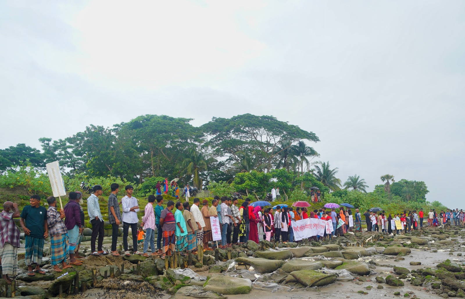 টেকসই বেড়িবাঁধ নির্মাণের দাবিতে পাথরঘাটায় মানববন্ধন