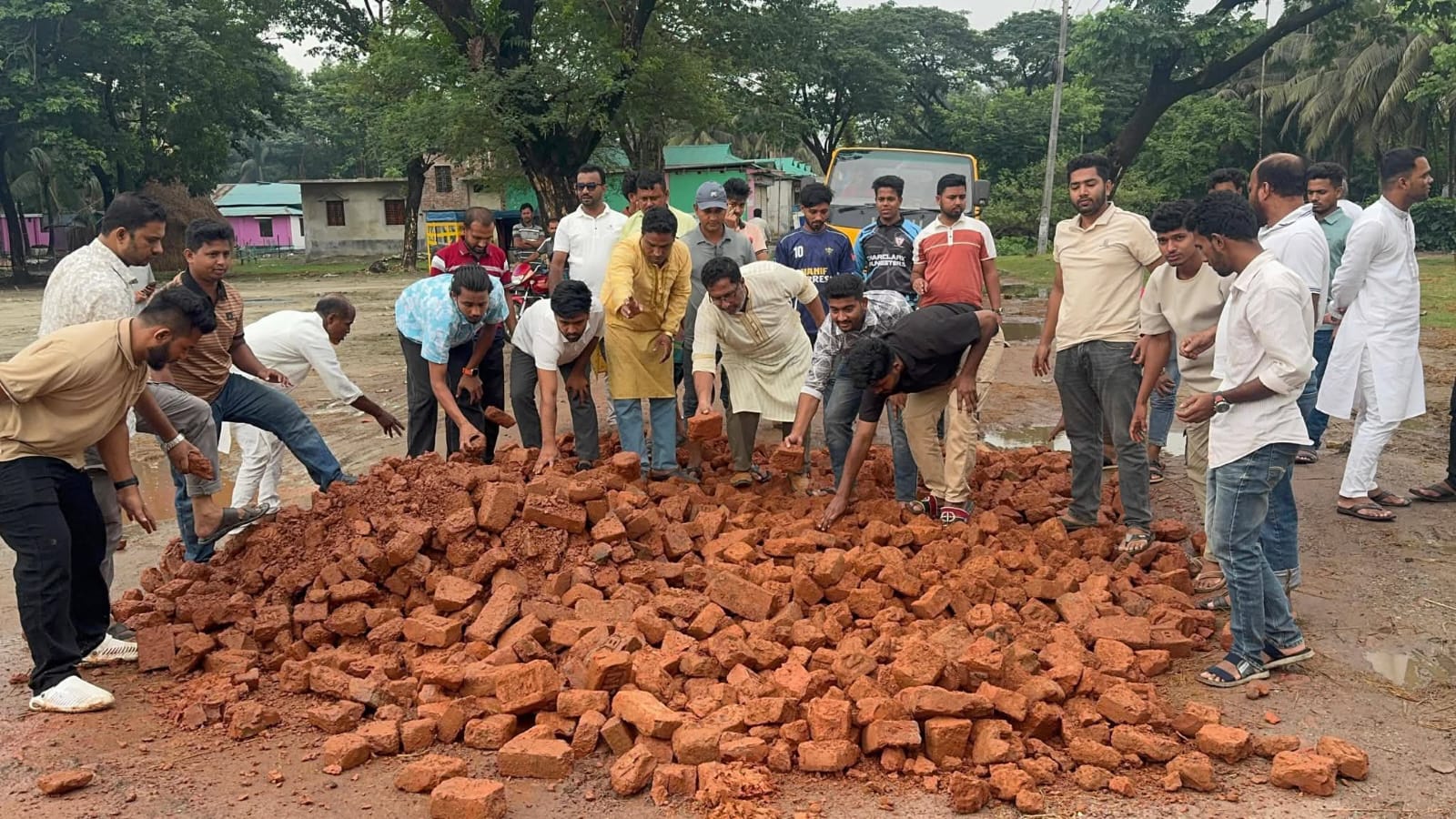 খানা-খন্দে দুর্ভোগ, নিজ অর্থায়নে সড়ক সংস্কারে ছাত্রদল নেতা নাছির