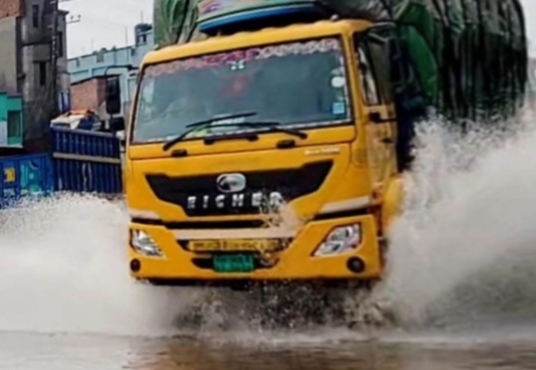 হাঁটু পানিতে মহাসড়ক, স্রোতে কাঁপছে যানবাহন