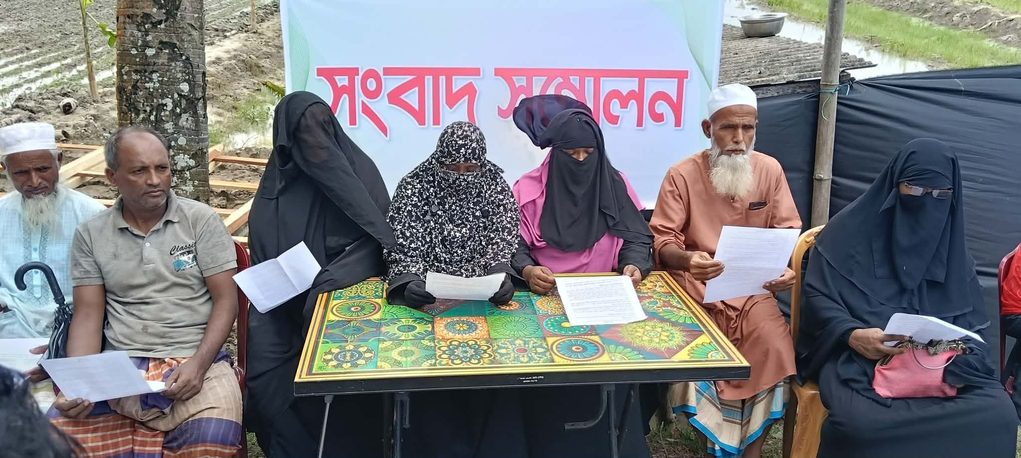 আদালতের নিষেধাজ্ঞ অমান্য করে জমিতে ফের স্থাপনা নির্মাণের অভিযোগে সংবাদ সম্মেলনে