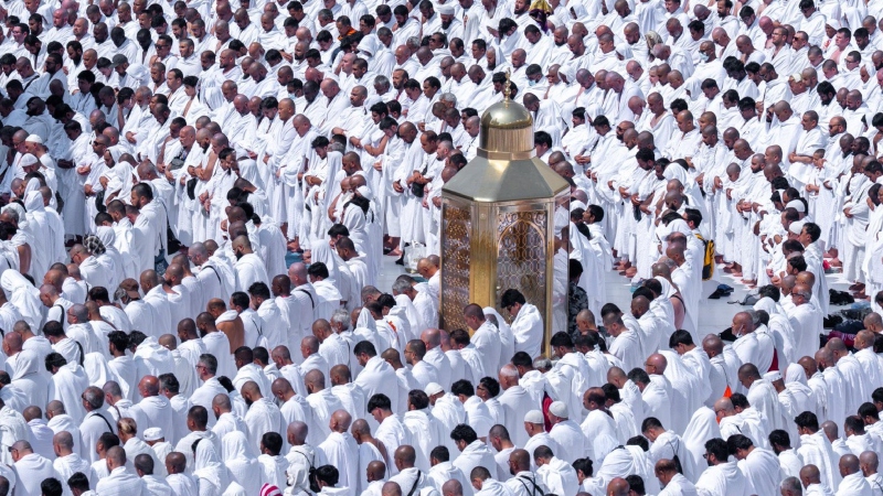 হজের সফরে কী কী নেবেন: প্রয়োজনীয় জিনিসের পূর্ণ তালিকা