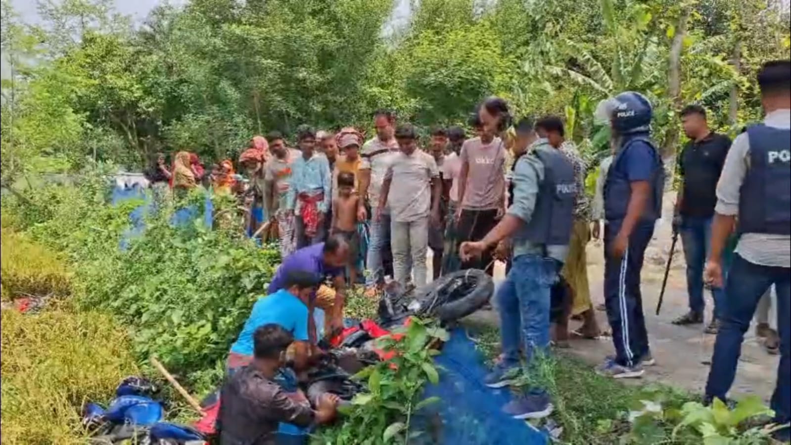 আ:লীগের চেয়ারম্যানদের পরিষদে বসা ঘিরে সংঘর্ষ: ধাওয়া-পাল্টা ধাওয়া
