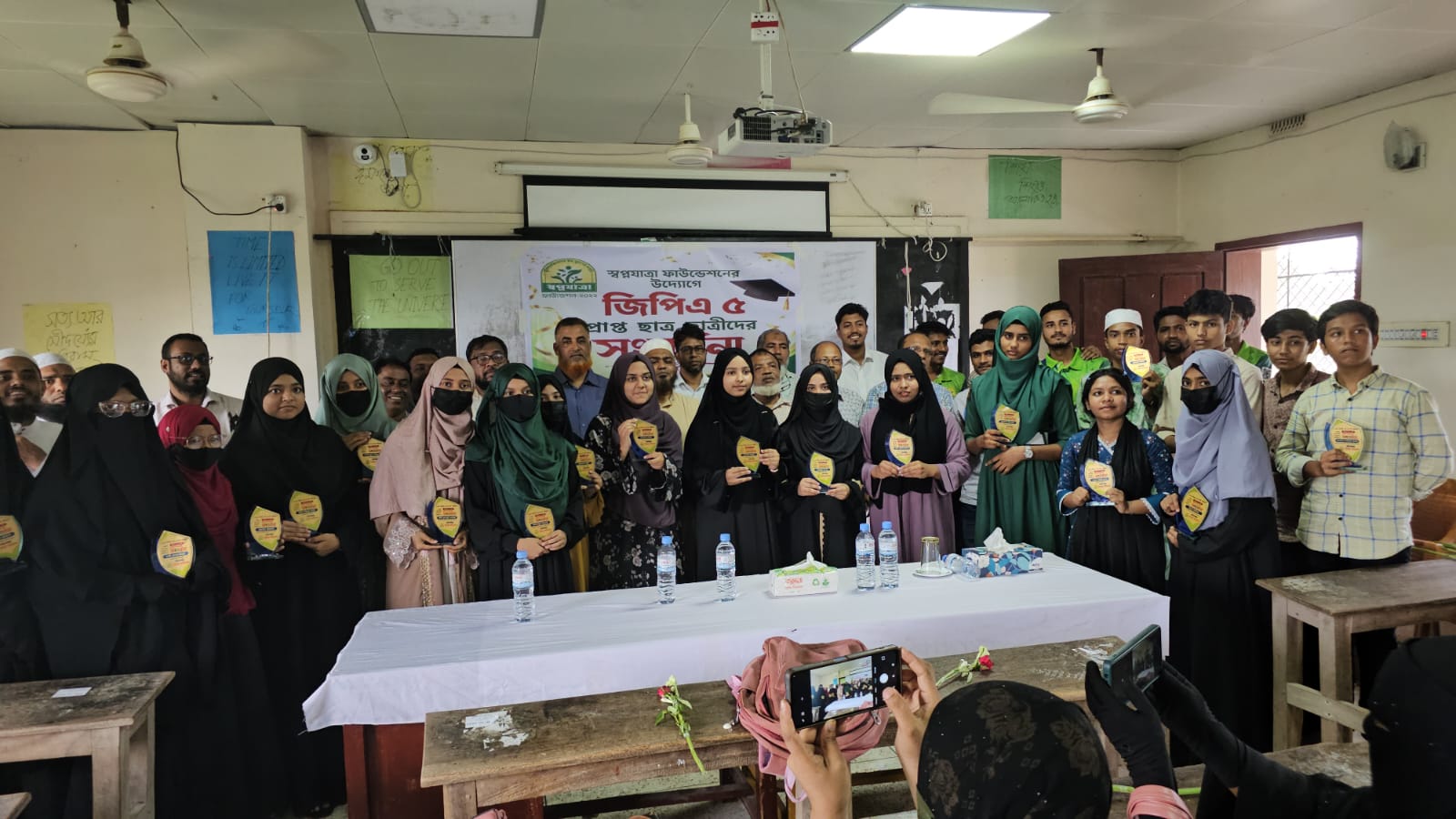 ফেনীর দাগনভূঞায় স্বপ্নযাত্রা ফাউন্ডেশনের উদ্যোগে জিপিএ-৫ প্রাপ্ত কৃতি শিক্ষার্থীদের সংবর্ধনা