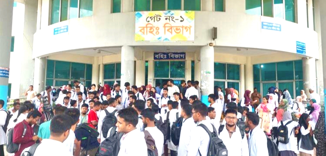 স্টেথোস্কোপ ছেড়ে রাজপথে শজিমেকের ইন্টার্নরা