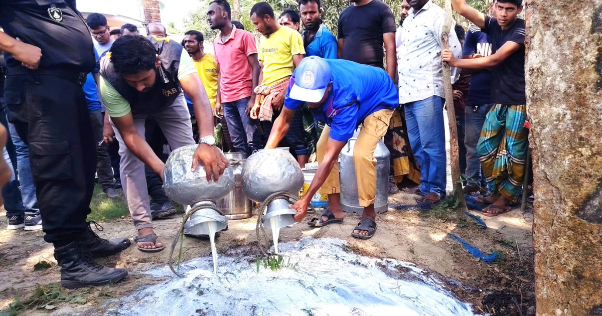 জেলি ও তেল মিশিয়ে ভেজাল দুধ তৈরি, দুই ব্যবসায়ীকে জরিমানা
