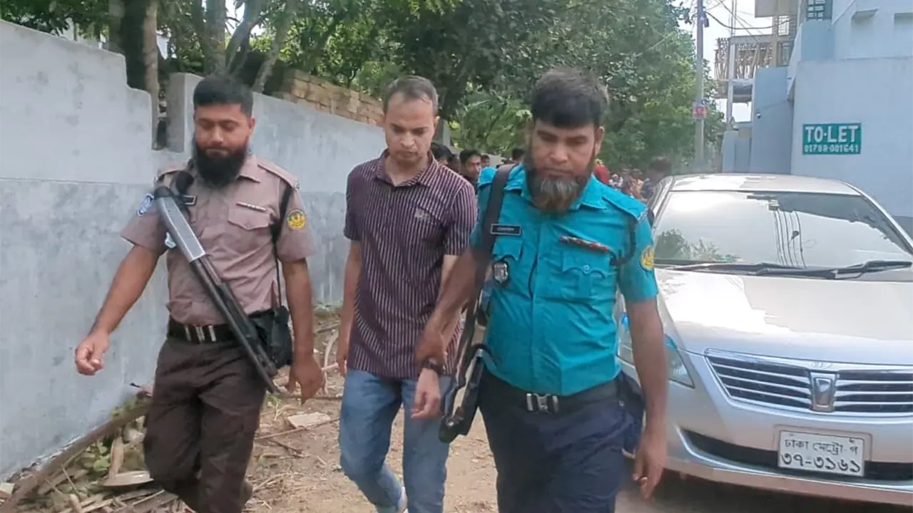 পুলিশ কর্মকর্তার ফ্ল্যাটে রহস্য, বাইরে ‘স্ত্রী’; শেষ পর্যন্ত ভাঙতে হলো দরজা