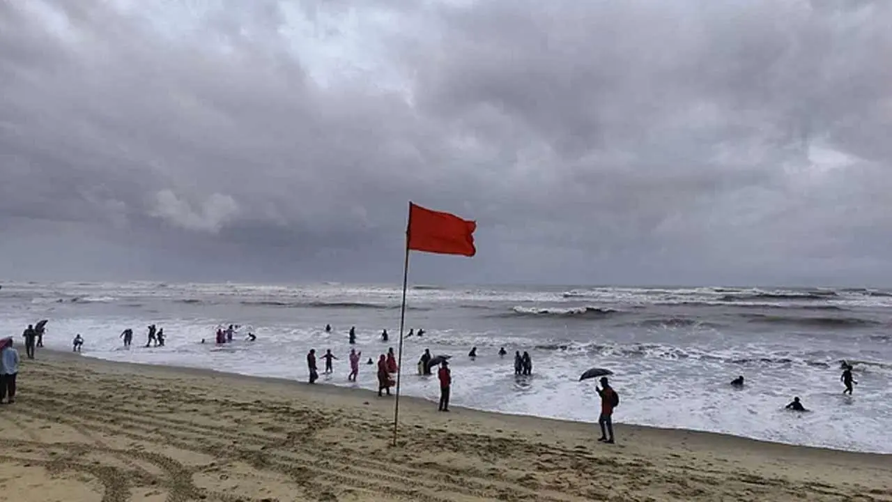 উপকূলে ঝোড়ো হাওয়ার শঙ্কা, চার সমুদ্রবন্দরে ৩ নম্বর সতর্কসংকেত