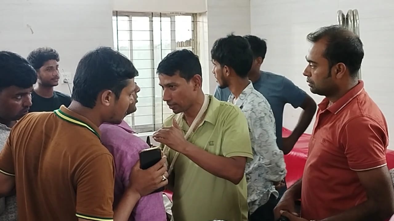সোনারগাঁয়ে আসামি ধরতে গিয়ে তিন পুলিশ সদস্য সহ চারজনকে কুপিয়ে জখম