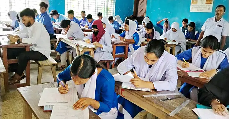 উদ্ধেগ - উৎকণ্ঠার অবসান ঘটিয়ে গাইবান্ধায় পরীক্ষায় বসলেন ৬৫ শিক্ষার্থী