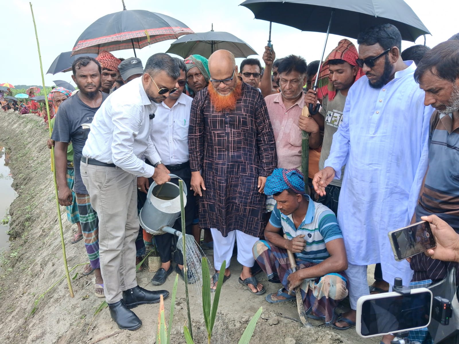 কালুখালীতে খননকৃত খালের দুই পাড়ে বৃক্ষরোপণ কর্মসূচির উদ্বোধন