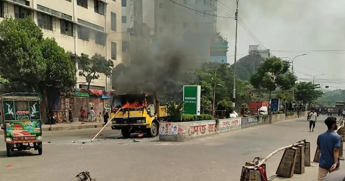 মিরপুরে ফুটপাতে উচ্ছেদ অভিযানের সময় সিটি কর্পোরেশনের গাড়িতে দুর্বৃত্তদের আগুন