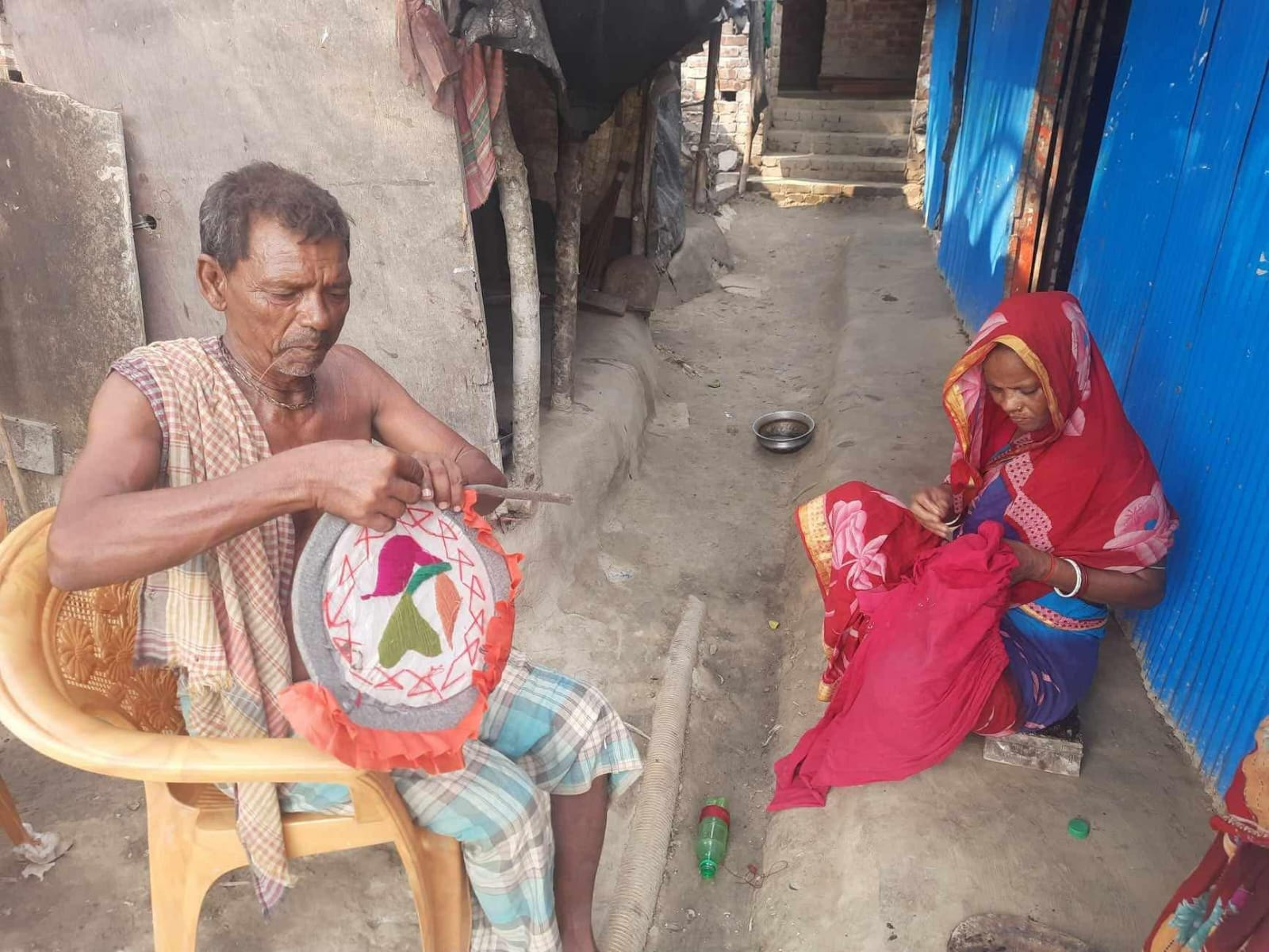 সাগরে মাছ ধরায় নিষেধাজ্ঞা: জীবিকার টানে জালের বদলে হাতে পাখা নিলেন ফেনীর মহন জলদাস