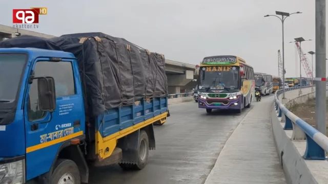 ঈদযাত্রায় চাপ থাকলেও স্বস্তিতে ঢাকা ছাড়ছে ঘরমুখো মানুষ