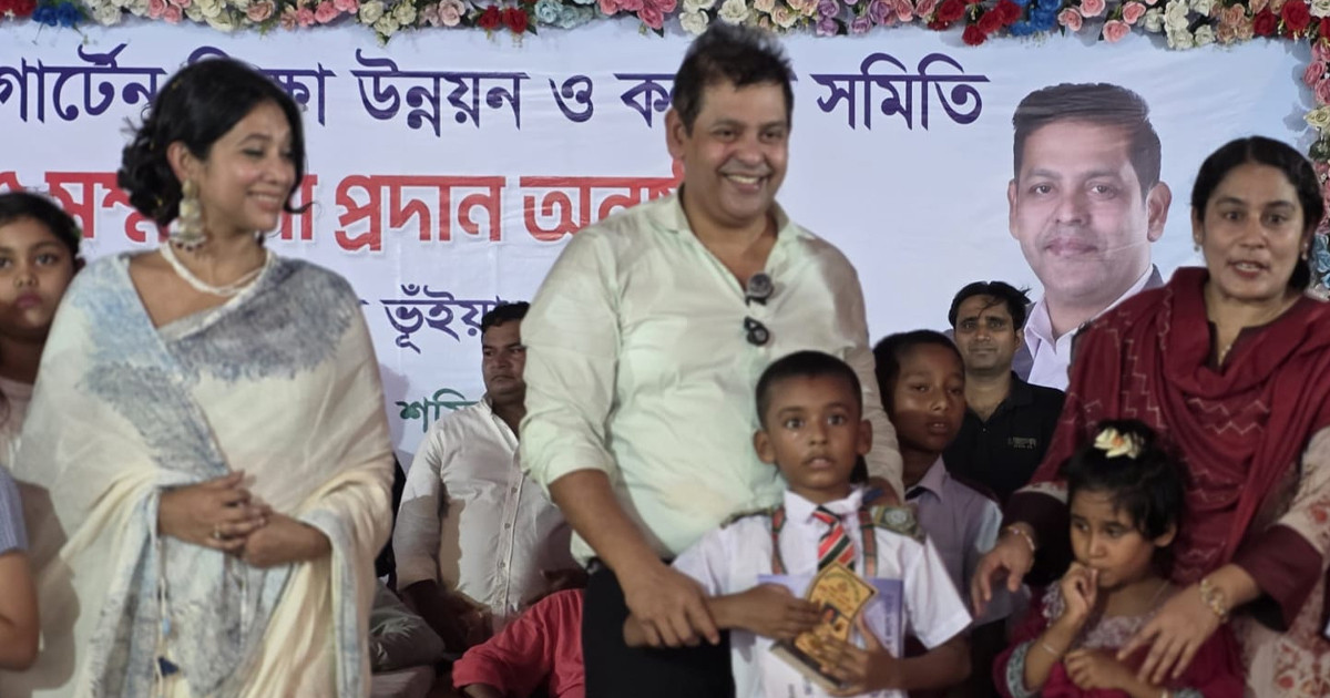 ৮শ' কৃতি শিক্ষার্থীদের হাতে পুরষ্কার তুলে দিলেন এমপি দিপু