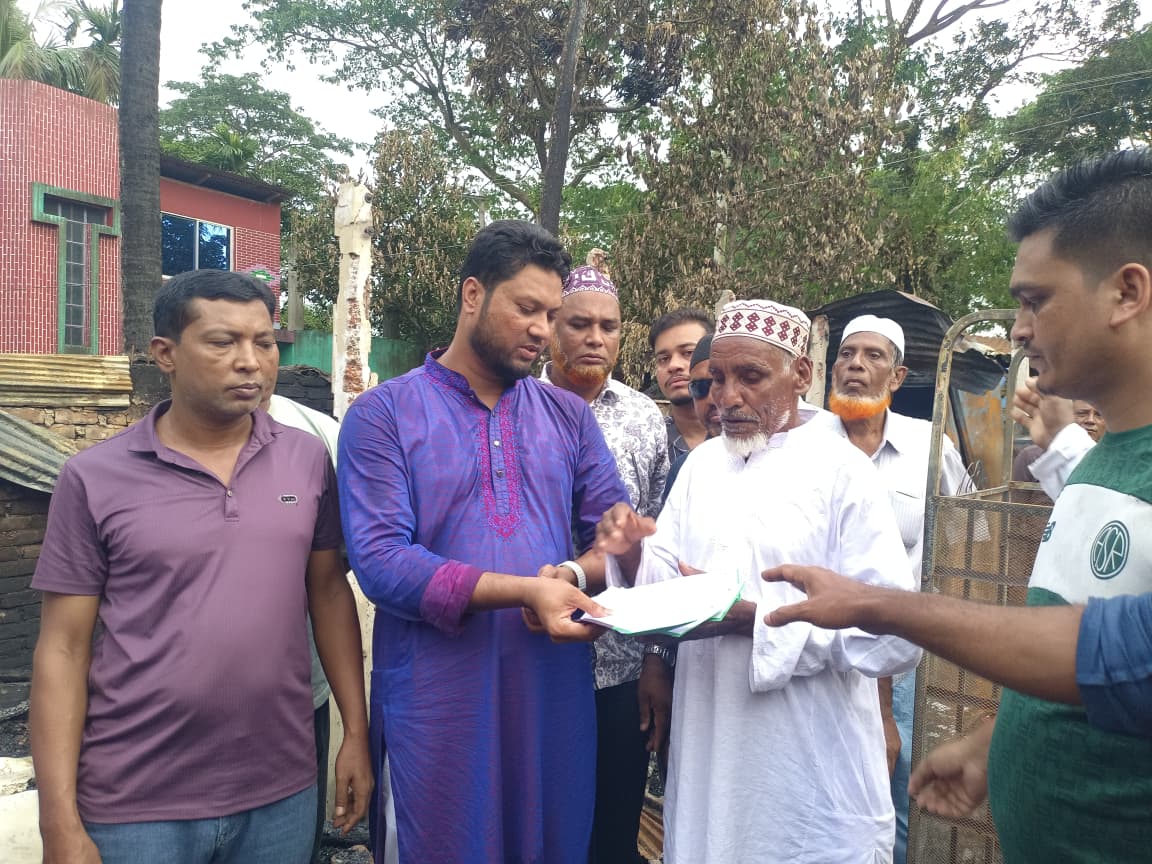 মীরসরাইয়ে অগ্নিকান্ডে ক্ষতিগ্রস্তদের পাশে ছাত্রদল নেতা