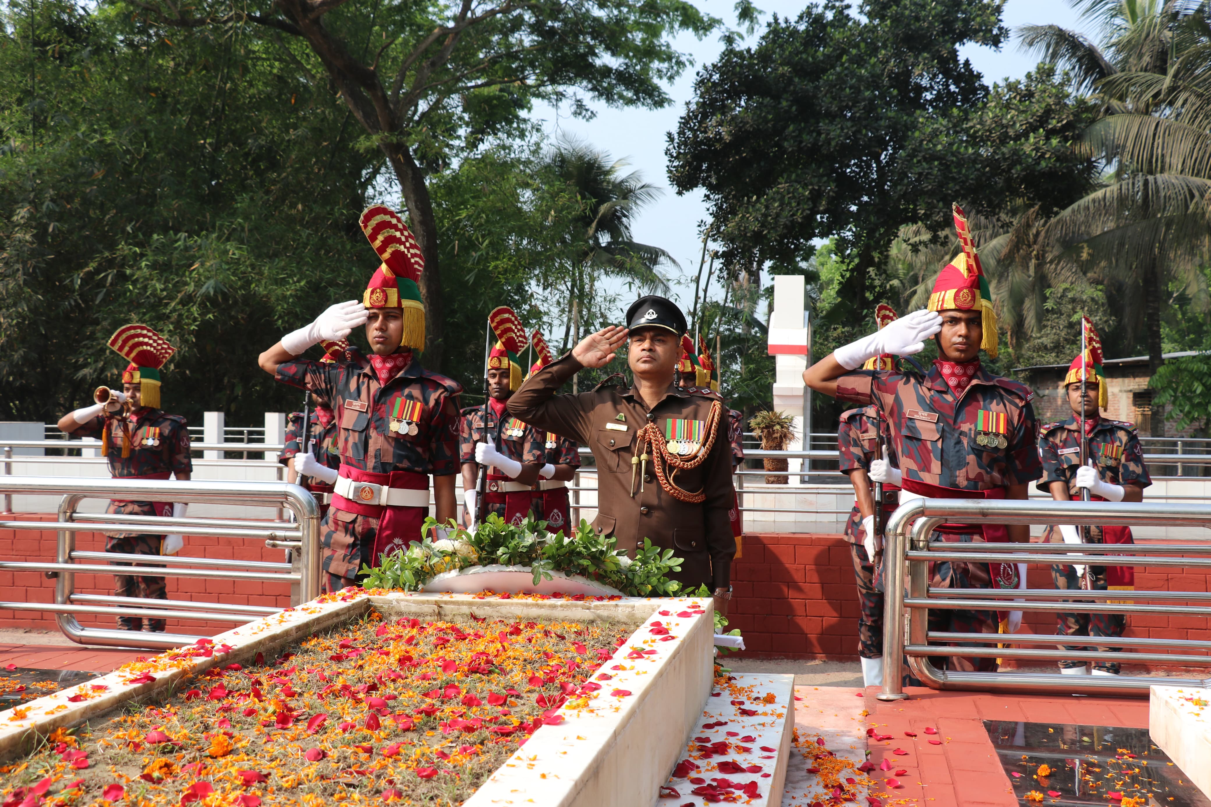 স্বাধীনতা দিবসে বীরশ্রেষ্ঠ শহীদ ল্যান্স নায়েক নূর মোহাম্মদ'র সমাধিতে শ্রদ্ধা জানালো বিজিবি