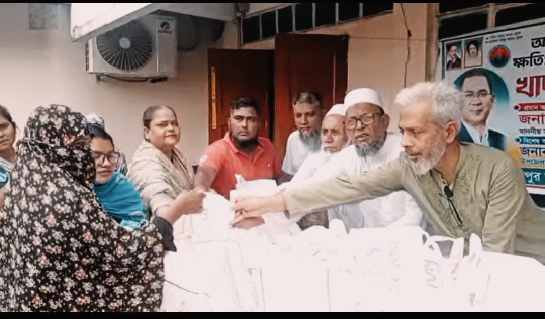 ফরিদপুরে টানা বৃষ্টিতে জলাবদ্ধতা থাকা ৫ শতাধিক পরিবারের মাঝে এমপির ত্রান সহায়ত