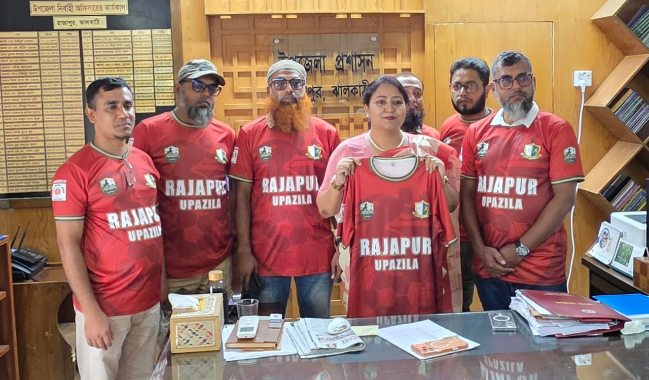 জেলা প্রশাসক ফুটবল টুর্নামেন্ট, রাজাপুর দলের জন্য রিপোর্টার্স ইউনিটির জার্সি স্পন্সর