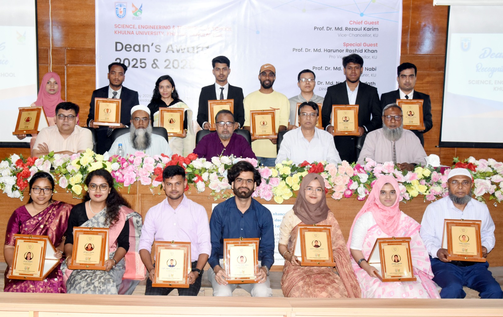 খুবির বিজ্ঞান, প্রকৌশল ও প্রযুক্তিবিদ্যা স্কুলের ১৫ শিক্ষার্থী পেলেন ডিন’স অ্যাওয়ার্ড